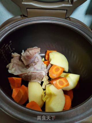 护心肉煲苹果胡萝卜汤的做法步骤：5