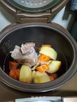 护心肉煲苹果胡萝卜汤的做法步骤：6