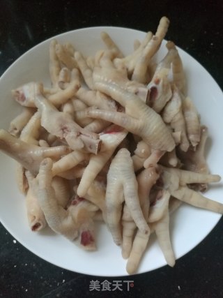 简单下饭鸡爪煲的做法步骤：1