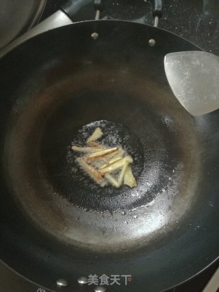 简单下饭鸡爪煲的做法步骤：2