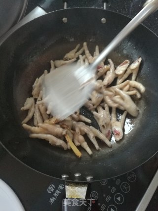 简单下饭鸡爪煲的做法步骤：3
