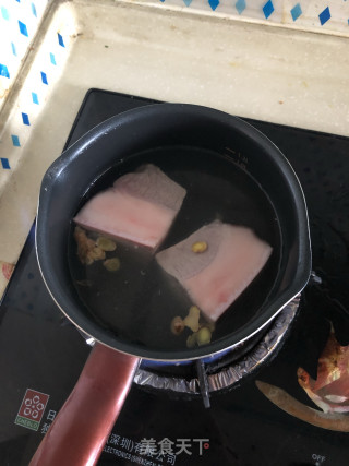 干煸五花肉的做法步骤：1