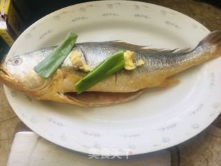 清蒸黄花鱼的做法步骤：2