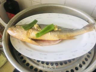 清蒸黄花鱼的做法步骤：3