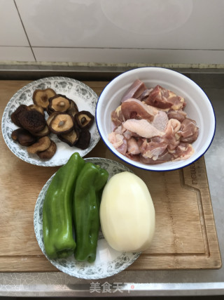 黄焖鸡的做法步骤：1