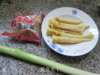 大葱鱼豆腐炒笋尖的做法步骤：1