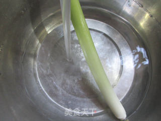 大葱鱼豆腐炒笋尖的做法步骤：2