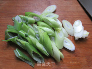大葱鱼豆腐炒笋尖的做法步骤：3