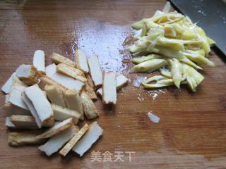 大葱鱼豆腐炒笋尖的做法步骤：4