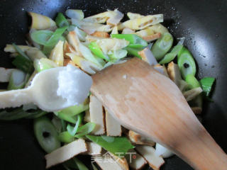 大葱鱼豆腐炒笋尖的做法步骤：7