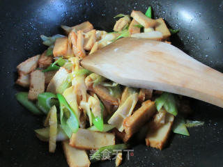 大葱鱼豆腐炒笋尖的做法步骤：9
