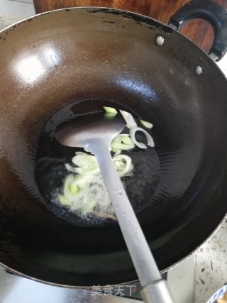 黄瓜胡萝卜炒虾仁的做法步骤：2
