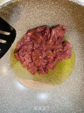 蒜苗炒猪肝的做法步骤：1