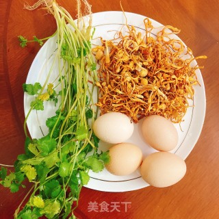 虫草花炒鸡蛋的做法步骤：1