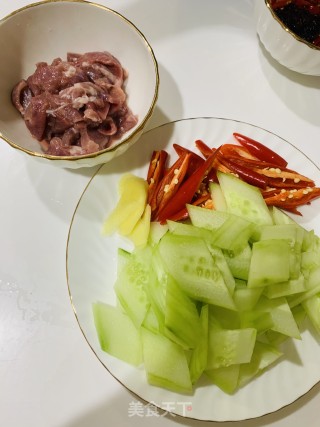 黄瓜炒肉片的做法步骤：1