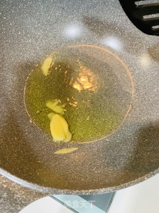 黄瓜炒肉片的做法步骤：2