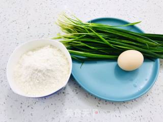 简单制作早餐&韭菜鸡蛋煎饼的做法步骤：1