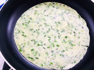 简单制作早餐&韭菜鸡蛋煎饼的做法步骤：5