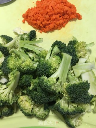 胡萝卜丁浇汁西兰花的做法步骤：1