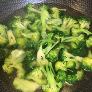 胡萝卜丁浇汁西兰花的做法步骤：2