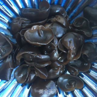 小木耳拌荷兰豆的做法步骤：1