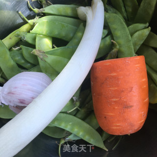 小木耳拌荷兰豆的做法步骤：2