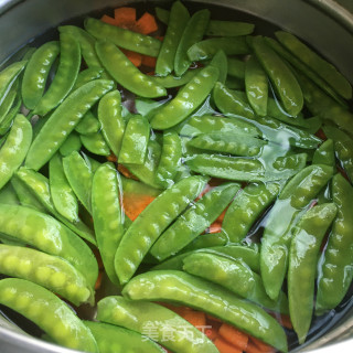 小木耳拌荷兰豆的做法步骤：4