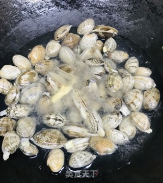 蚝油炒花甲的做法步骤：2