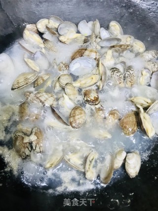 蚝油炒花甲的做法步骤：3