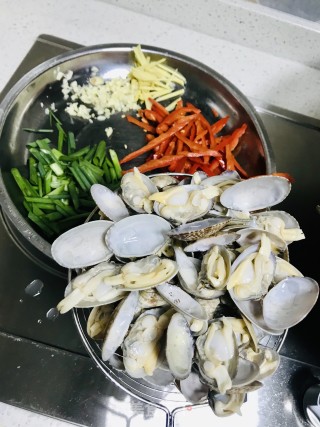 蚝油炒花甲的做法步骤：4