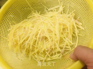 酸辣土豆丝的做法步骤：1