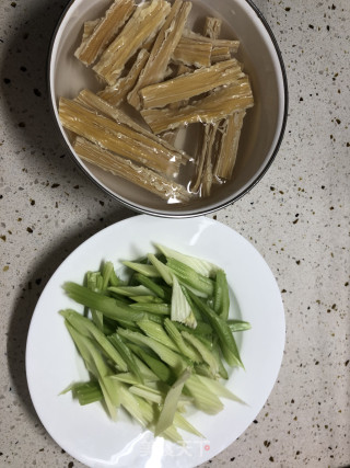 西芹腐竹的做法步骤：1