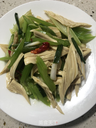 西芹腐竹的做法步骤：4