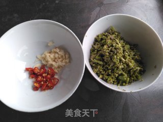 春日应季美食   香椿鸡蛋卷的做法步骤：3