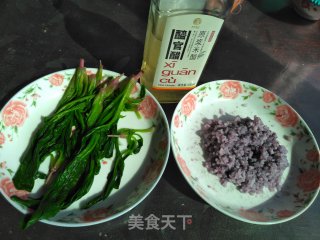 春日应季美食  菠菜饭团的做法步骤：1