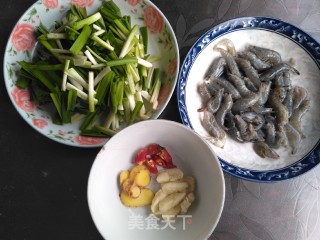 春日应季美食   韭菜炒河虾的做法步骤：1