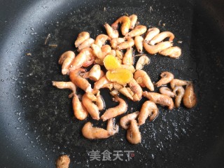 春日应季美食   韭菜炒河虾的做法步骤：3