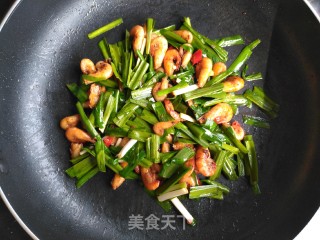 春日应季美食   韭菜炒河虾的做法步骤：5