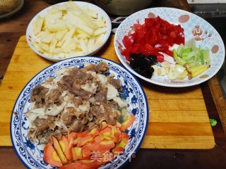 土豆肥牛煲的做法步骤：1