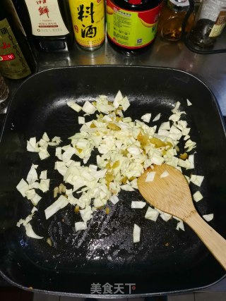 榨菜鸡蛋炒饭的做法步骤：5