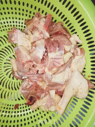 焖鸭肉的做法步骤：1