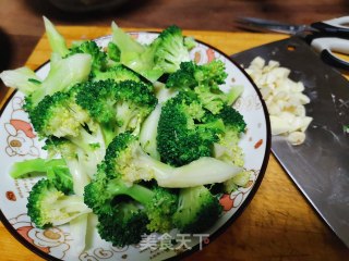蒜香西兰花的做法步骤：1