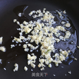 蒜蓉辣酱炒年糕的做法步骤：5
