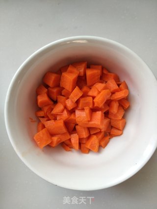 简易版电饭锅香肠煲仔饭的做法步骤：2