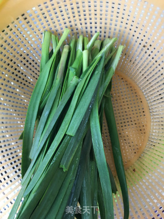 韭菜炒河虾的做法步骤：2
