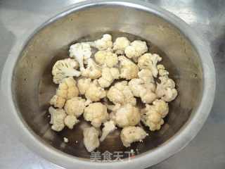 香菇炒菜花的做法步骤：2