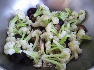 香菇炒菜花的做法步骤：5