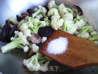 香菇炒菜花的做法步骤：6