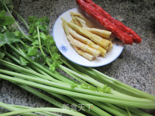 香肠芹菜炒笋尖的做法步骤：1