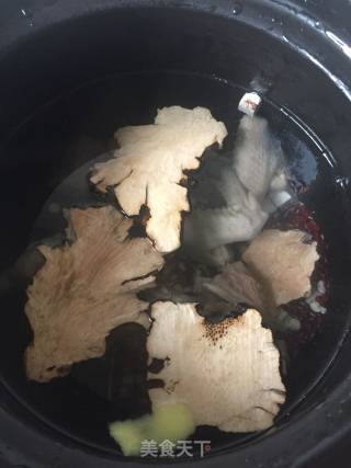 鸽子土茯苓祛湿汤的做法步骤：5